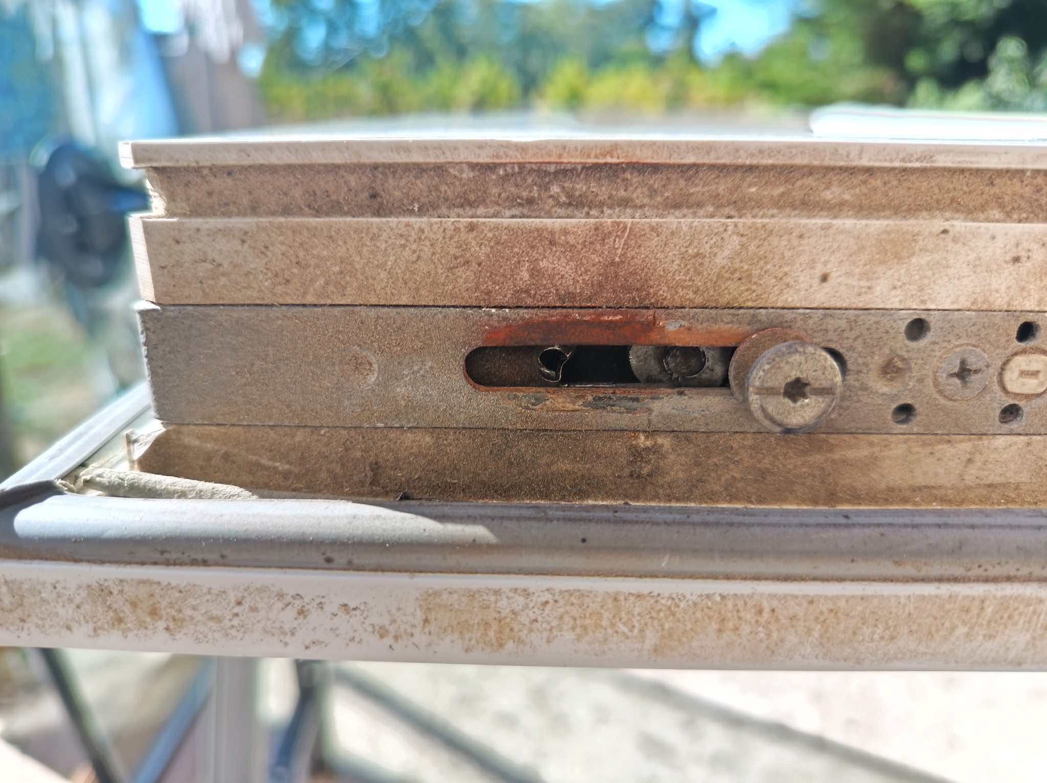 Crab SO maintenance alt :« Comment entretenir une serrure à barillet ? Découvrez les étapes, produits recommandés et conseils de Crab SO pour prolonger la durée de vie de vos portes. »